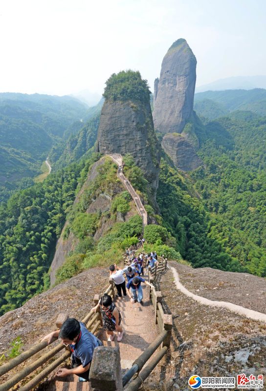 駱駝峰上好風(fēng)光，一覽群山小。