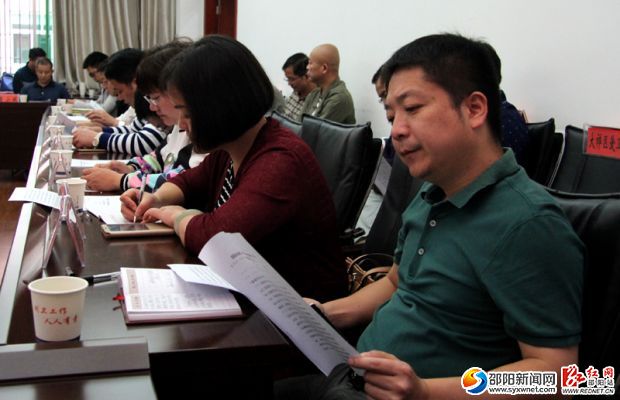 與會人員聽取會議精神。 