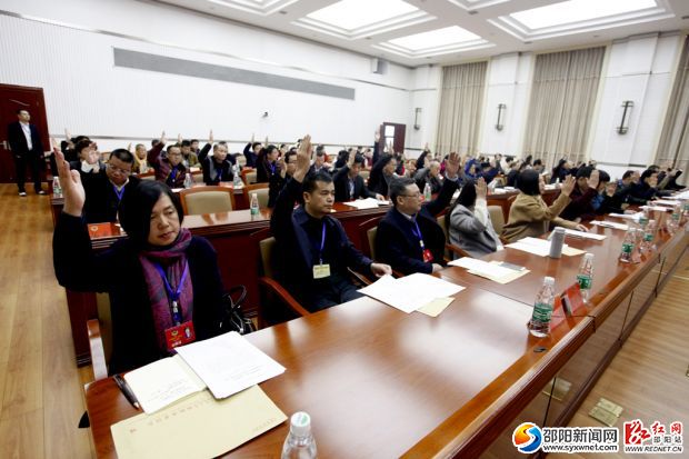  舉手表決通過(guò)相關(guān)人事安排。