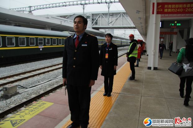 車站內(nèi)，所有工作人員和志愿者們嚴(yán)陣以待。