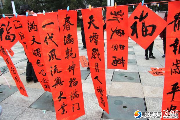 寫(xiě)好的春聯(lián)。