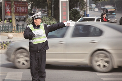 1月20日至春節(jié)，市區(qū)全體交警上路，為城區(qū)“疏堵保暢”。 羅哲明 攝