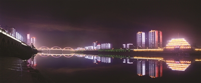 市區(qū)兩江兩岸燈火璀璨，城市夜景美輪美奐。 羅哲明 攝