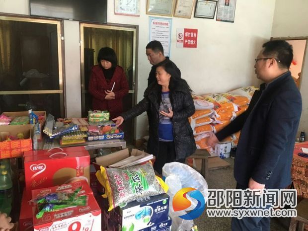 圖為檢查組對煙花爆竹經(jīng)營戶的消防安全進(jìn)行排查