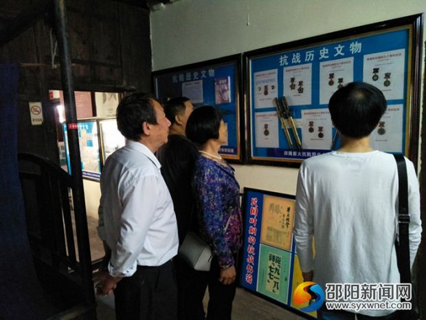 市民在邵陽市薪火抗戰(zhàn)歷史文物博物館參觀