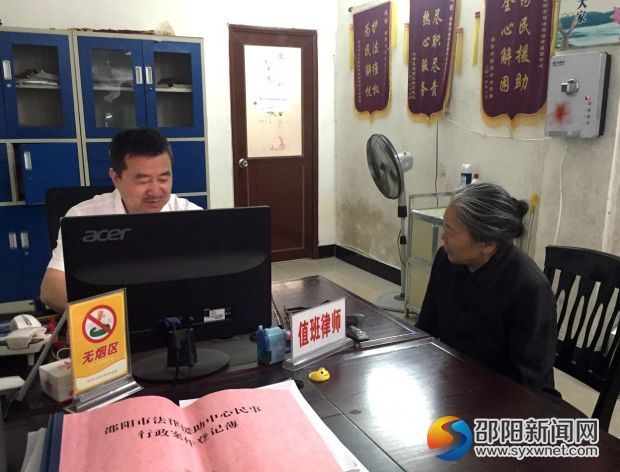 群眾在咨詢。