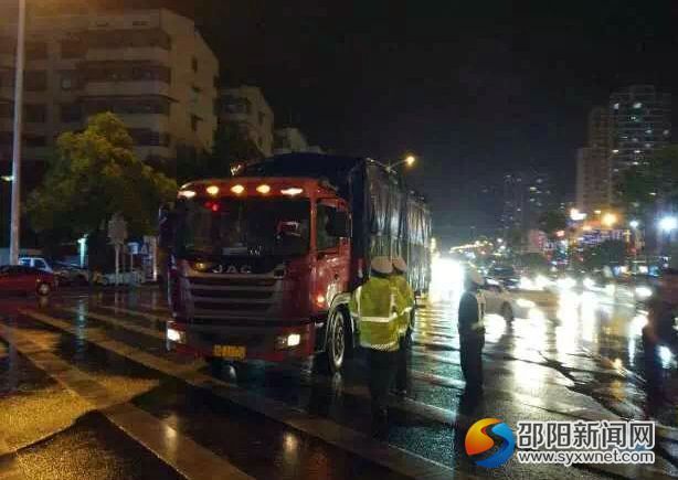 交警對(duì)來往運(yùn)輸車輛進(jìn)行檢查