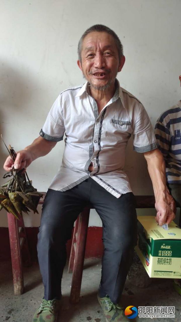 瞧，這位老人有多開(kāi)心了