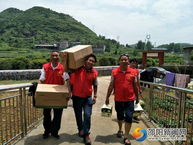 圖為志愿者走進(jìn)敬老院