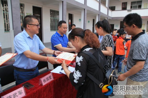 管理處張主任給優(yōu)秀指導(dǎo)老師頒獎