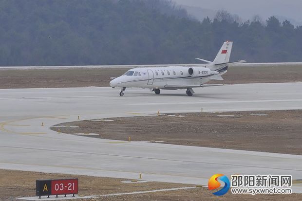 圖為邵陽(yáng)武岡機(jī)場(chǎng)B9330型飛機(jī)校驗(yàn)現(xiàn)場(chǎng)