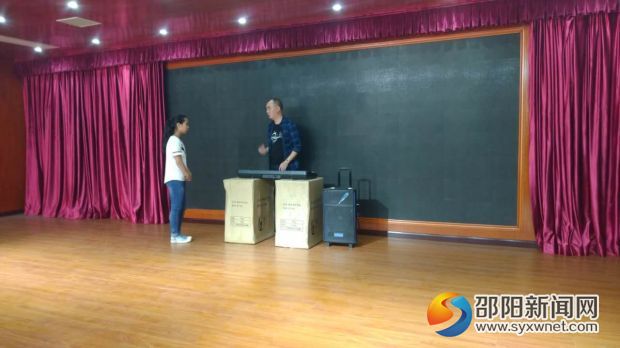 圖為老師現(xiàn)場考核