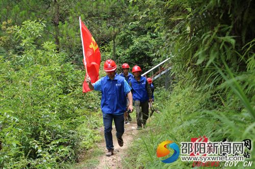 4行進(jìn)在救災(zāi)一線的城步移動(dòng)黨員救災(zāi)先鋒隊(duì)隊(duì)員　
