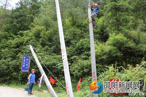 5城步移動(dòng)黨員救災(zāi)先鋒隊(duì)正在搶修通訊線路