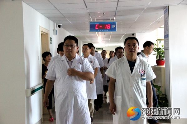 專家組一下車就直奔病房