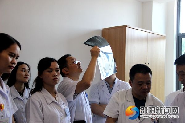 專家組在病房查房看資料