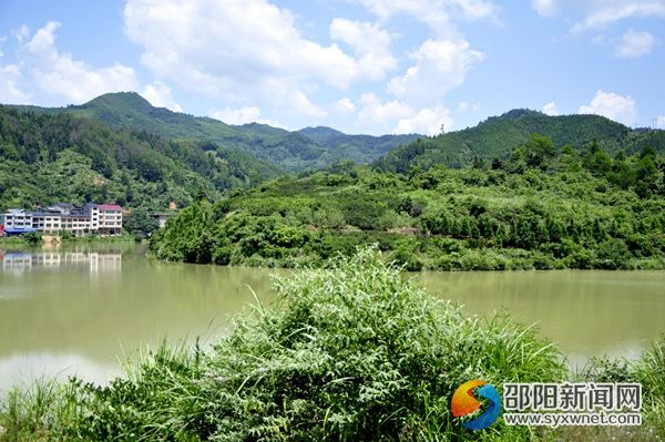 1、環(huán)繞在青山綠水間的綏寧縣河口苗族鄉(xiāng)