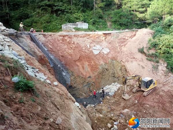 修復(fù)水毀路基缺口