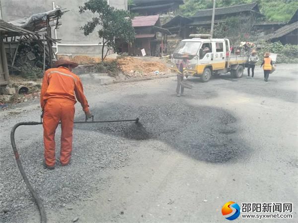 組織養(yǎng)路工人鋪油補(bǔ)凼