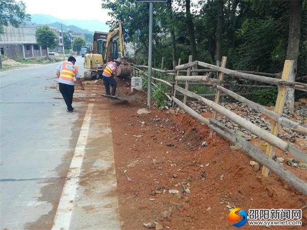 養(yǎng)路工人清掃路面