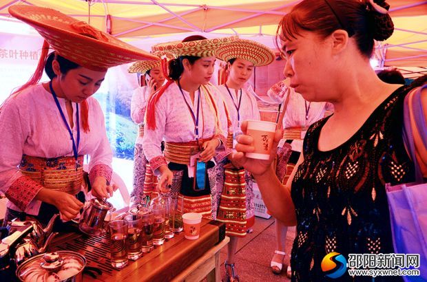 市民正在品嘗“邵陽”茶。