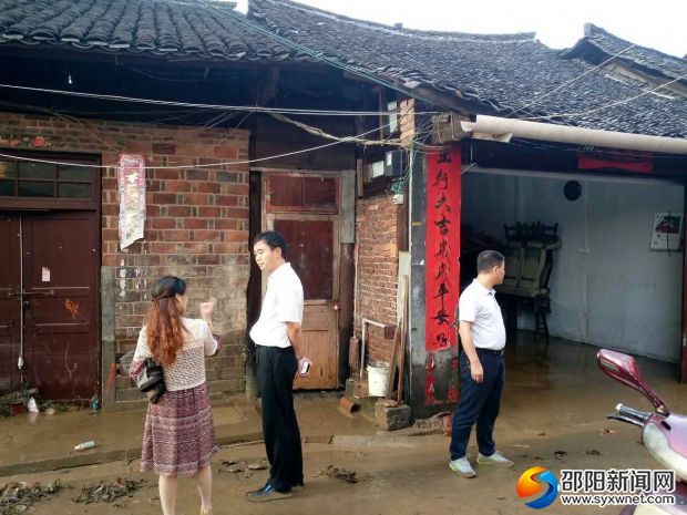 張永華在轅門口辦事處了解災(zāi)情，安排防疫工作