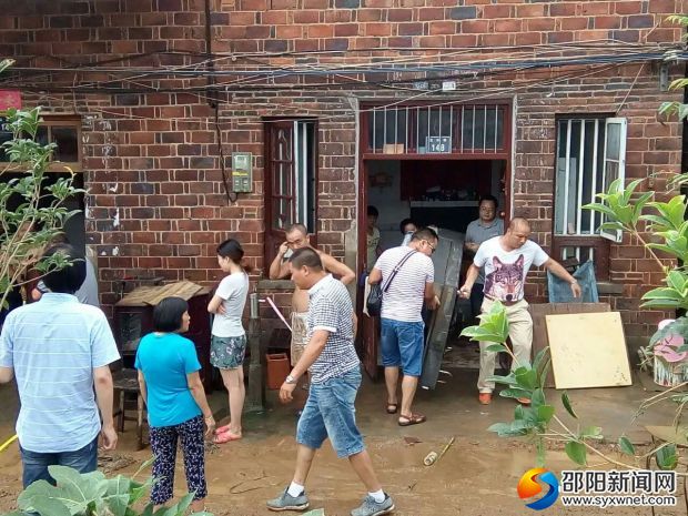 衛(wèi)計局工作隊在定市街幫助群眾災(zāi)后清淤、打掃衛(wèi)生