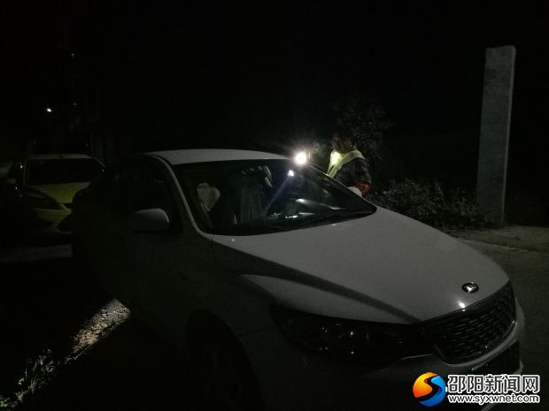 對可疑車輛進行排查