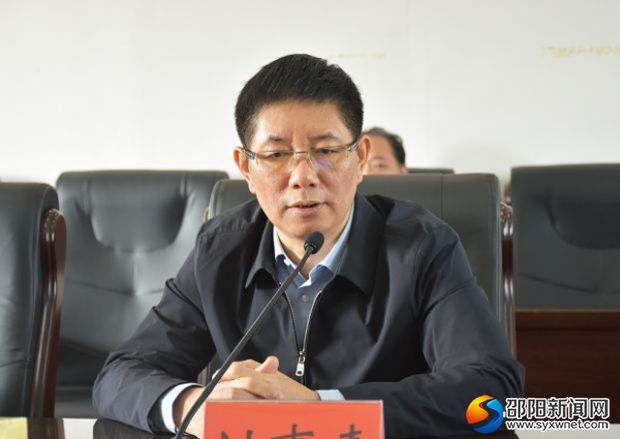 邵陽(yáng)市委副書記、市政府黨組書記、市長(zhǎng)劉事青講話。