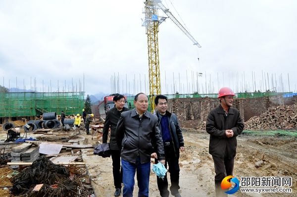 2、到武陽鎮(zhèn)紅旗坪易地扶貧搬遷安置點(diǎn)，察看該易地扶貧搬遷項(xiàng)目工程進(jìn)展情況