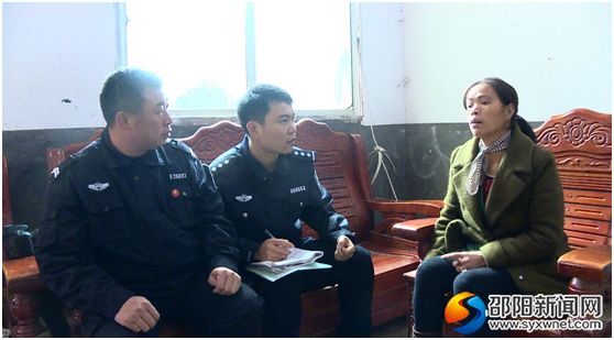 民警、一村一輔警為其辦理戶口