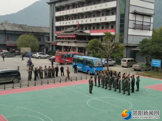 1.縣人武部政委趙明在開(kāi)展基干民兵連工作檢閱_meitu_1