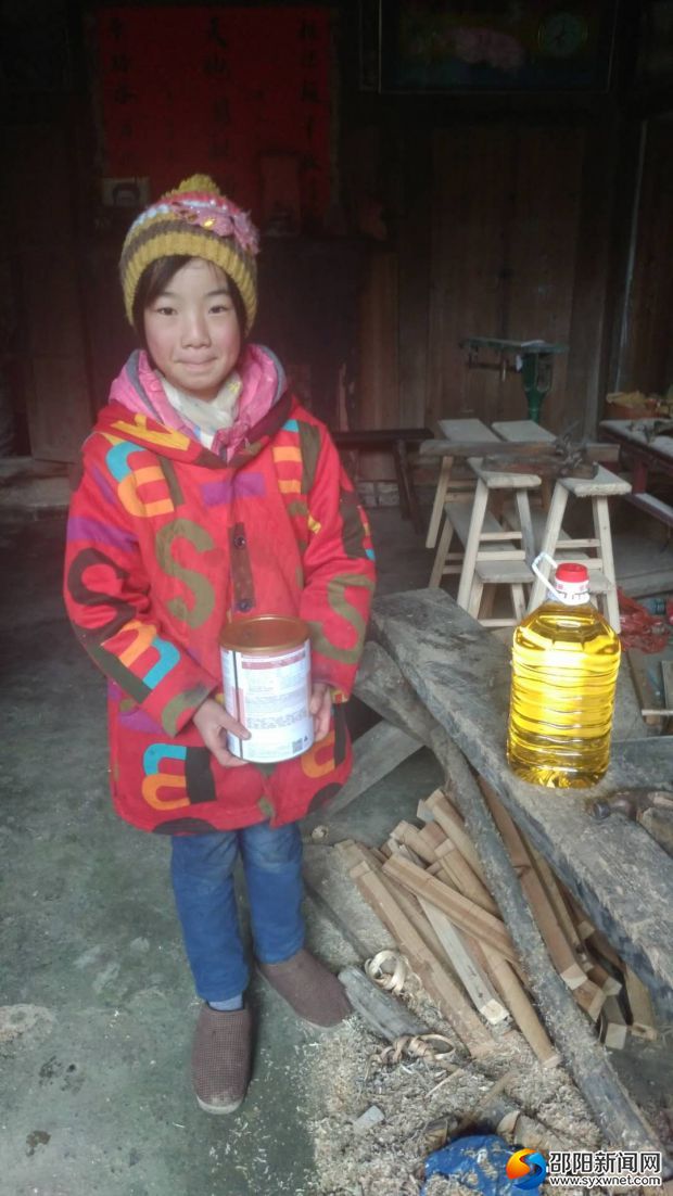 圖為困境學(xué)子露出幸福的笑容