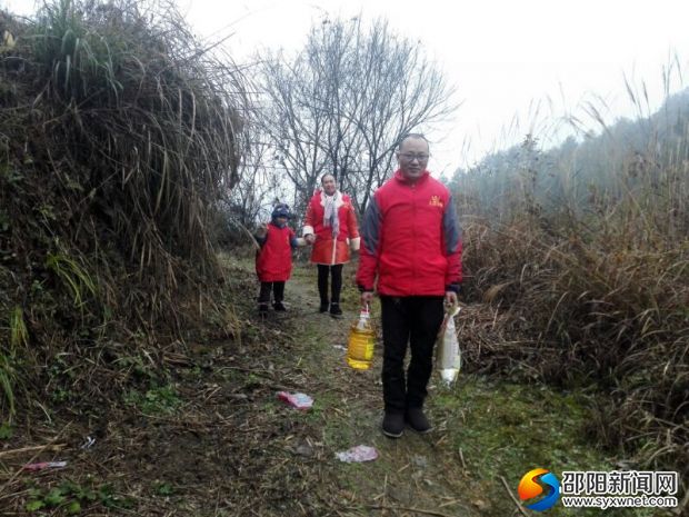 圖為志愿者行走在送溫暖的路上