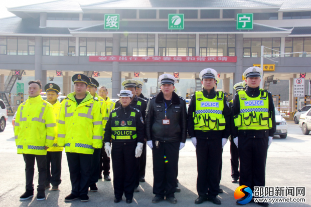 高速、地方交警在綏寧收費站前合影