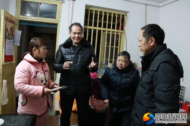 劉亦龍?jiān)敿?xì)詢(xún)問(wèn)陳雄軍家庭情況和困難_副本