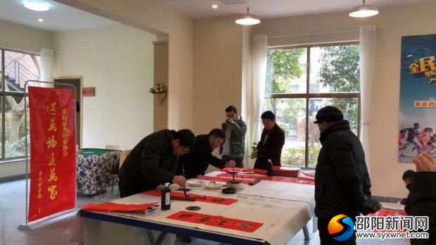 市書(shū)法協(xié)會(huì)會(huì)員現(xiàn)場(chǎng)為群眾寫(xiě)對(duì)聯(lián)送福