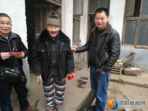 為困難職工送溫暖