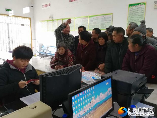 計生辦工作人員正在審核證件