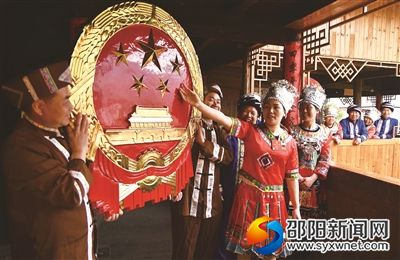 秦愛玲向家鄉(xiāng)宣傳憲法知識和新修改的憲法。嚴欽龍 攝