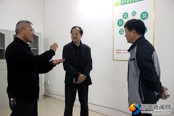 縣民政局領導了解孵化基地建設情況。