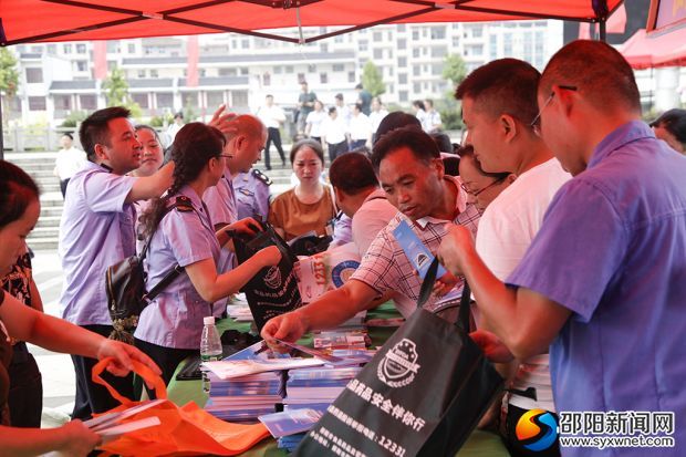 向市民發(fā)放食品安全知識宣傳資料。
