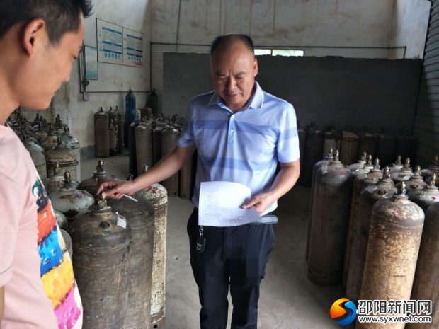 圖為執(zhí)法人員在檢查企業(yè)的乙炔原料
