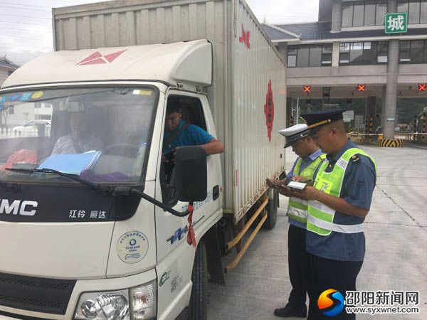 聯(lián)合執(zhí)法人員對貨運(yùn)車輛進(jìn)行檢查