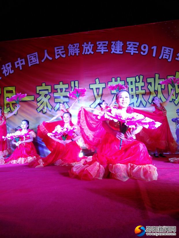 圖為夕陽(yáng)紅藝術(shù)團(tuán)文藝匯演