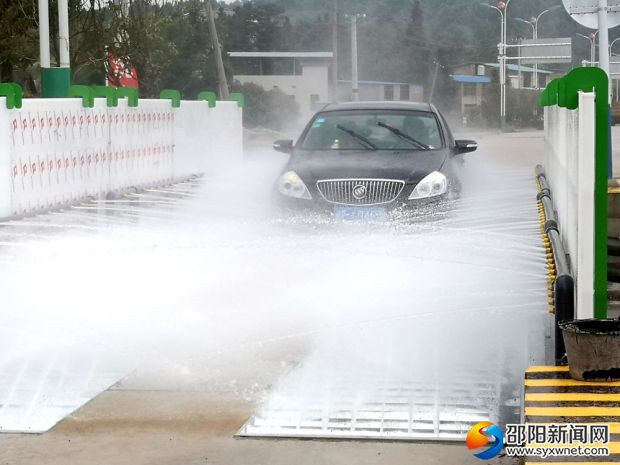 車輛一駛?cè)肫脚_(tái)，就開始自動(dòng)進(jìn)行清洗