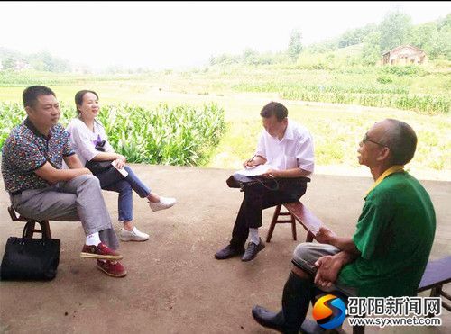 羅長青（左一）走訪住家麻風(fēng)病患者（右一）