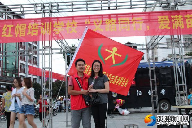 圖為志愿者在義賣現(xiàn)場(chǎng)為愛(ài)人鮮花過(guò)七夕
