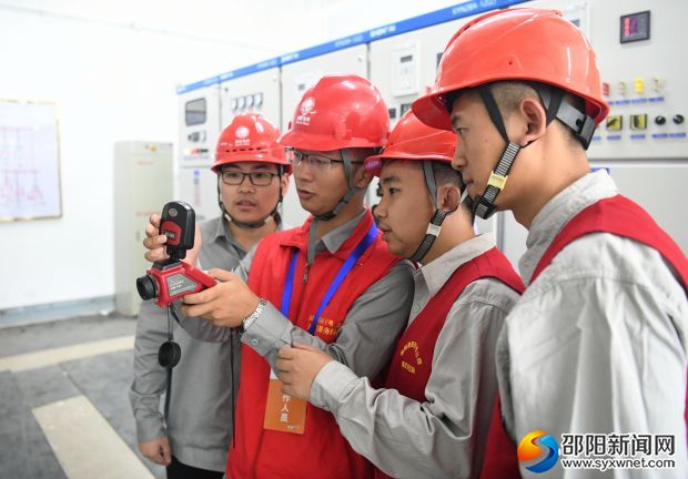 8月22日，國(guó)網(wǎng)邵陽(yáng)供電公司客服中心工作人員在市中心體育館配電房進(jìn)行設(shè)備巡視檢查。