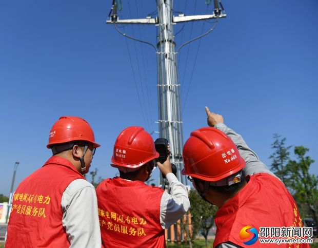 8月22日，國(guó)網(wǎng)邵陽(yáng)供電公司輸電班員工在市中心體育館對(duì)110千伏檀體線進(jìn)行紅外測(cè)溫。